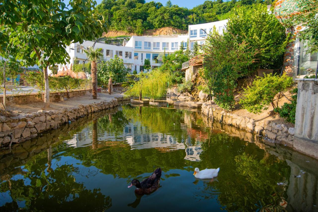 Arka Art Hotel Kashari Exterior foto The duck pond