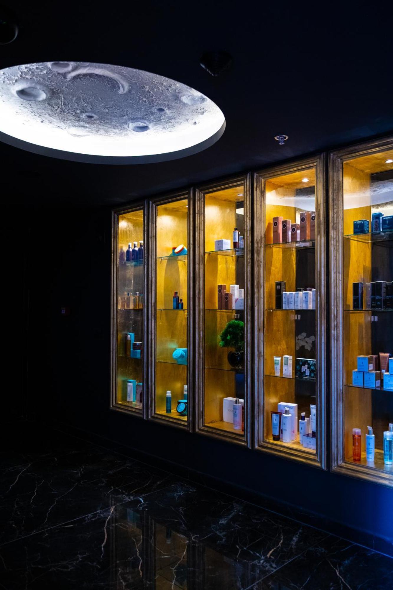 Arka Art Hotel Kashari Exterior foto A display of products at a salon